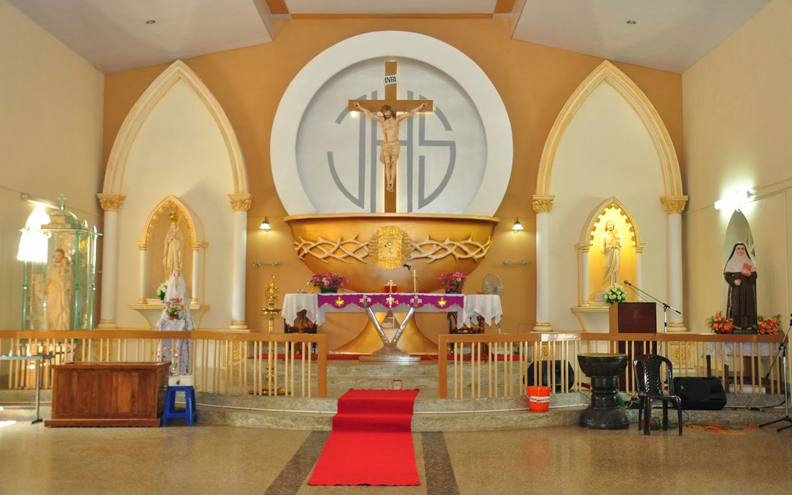 Cherumkuzhy Church altar