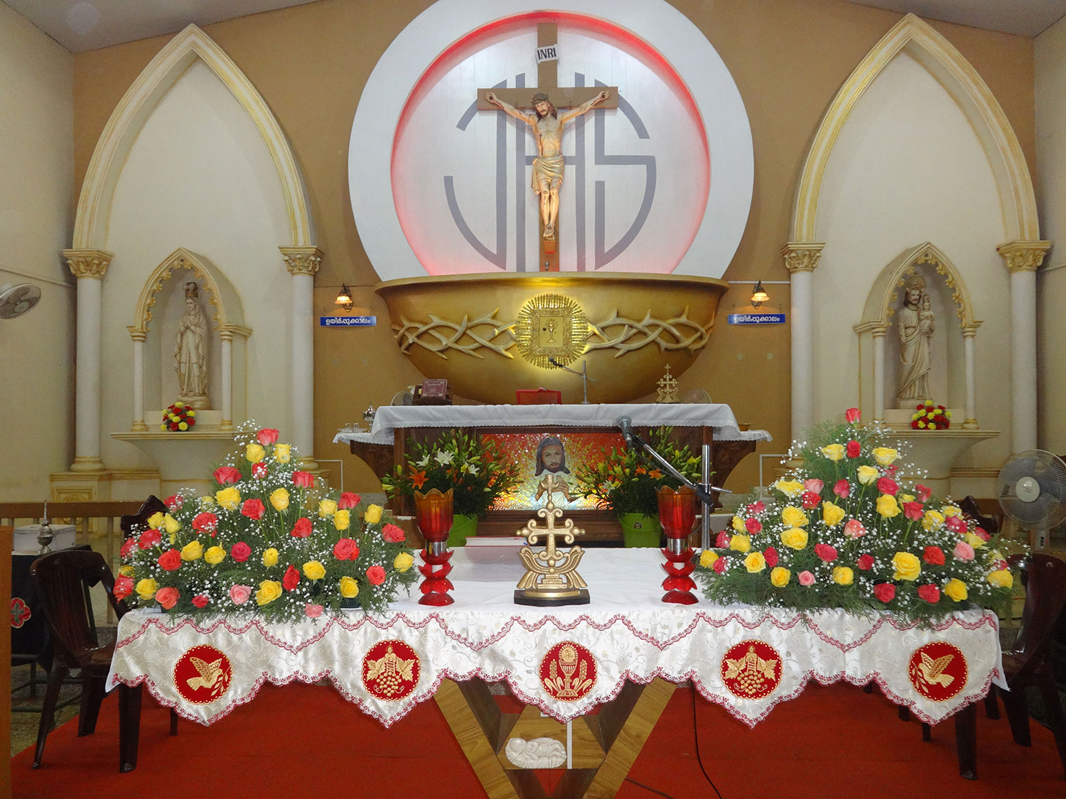 Cherumkuzhy Church altar