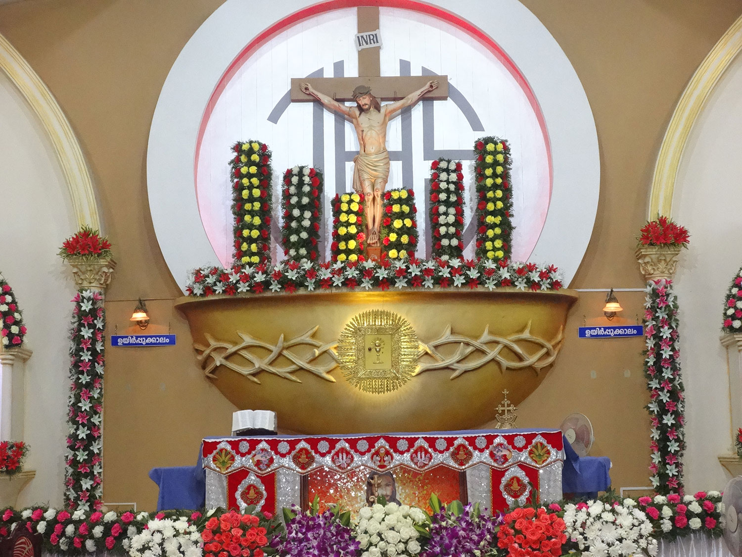 Cherumkuzhy Church altar