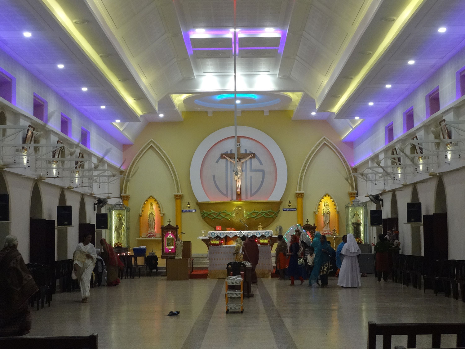 Cherumkuzhy Church inside, earlier image